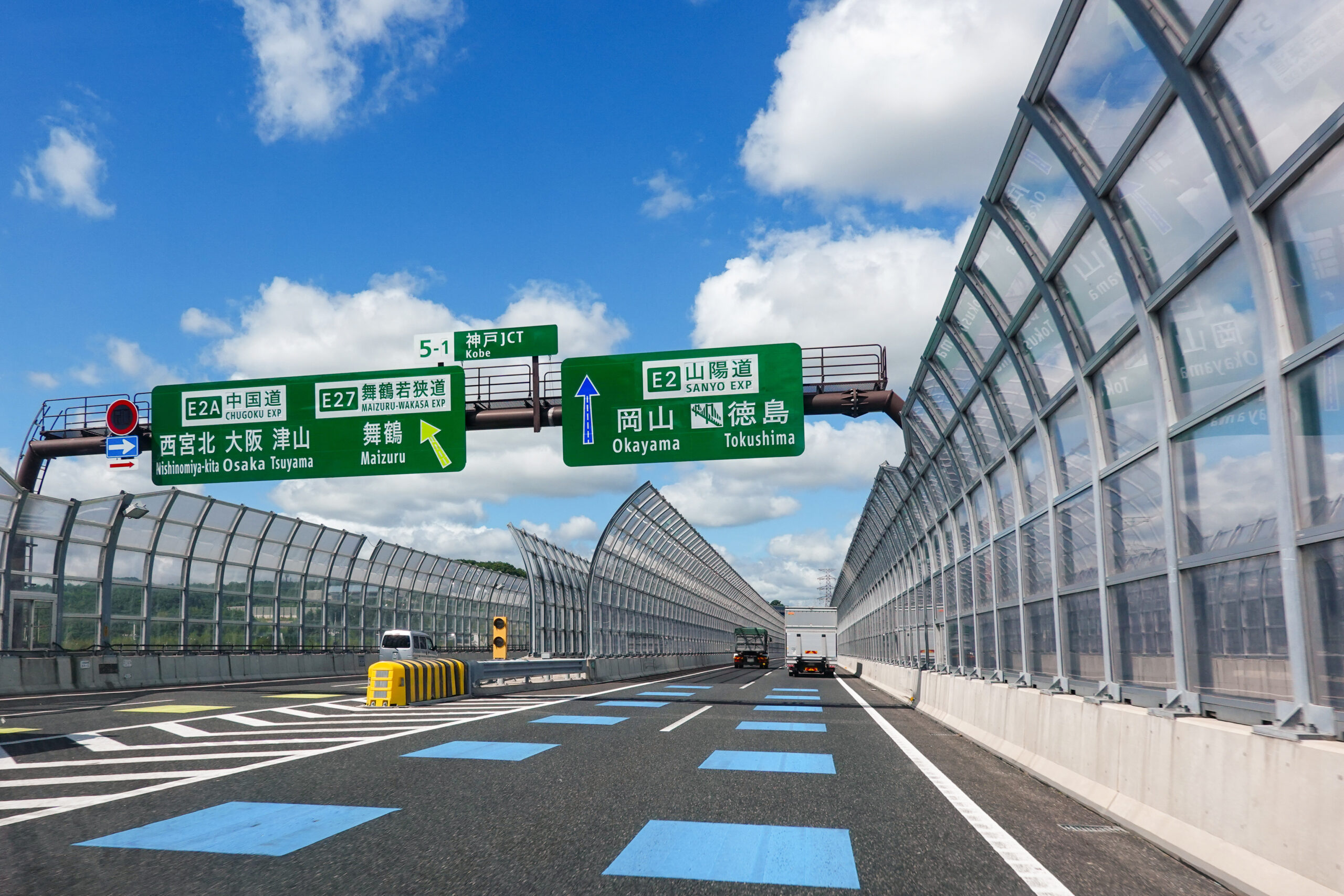 24ROADでは自走が難しい大型車を全国発着で安全に移送します。